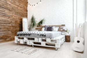 W jaki sposób zrobić białe łóżko z palet?