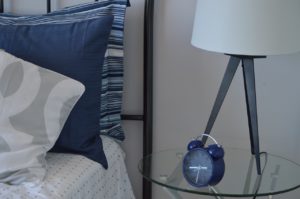 Szara sypialnia – jakie wybrać dodatki?