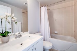 Przestronne łazienki biało drewniane – optyczne powiększenie!