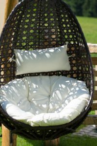 Pomysł na relaks w ogrodzie – fotel wiszący castorama