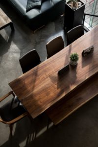Stół loft – jak go wybrać do wnętrza w stylu industrialnym?