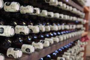 Półki na wino – ciekawe pomysły na przechowywanie cennych butelek