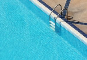 Dlaczego warto zainwestować w rolety basenowe?