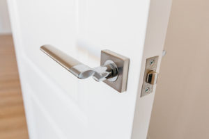 Klamki do drzwi – co ocenić przed zakupem?