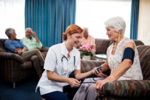 5 porad, jak sobie radzić z opieką nad osobą starszą