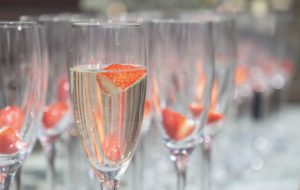 Kieliszki do szampana – niezbędne szkło degustatora procentowych trunków
