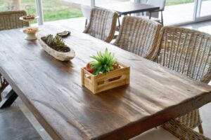 Drewniany stół na zamówienie – jak dobrać wymiar do pomieszczenia i liczby gości?