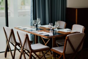 Nowości w salonach meblowych – jakie krzesła do jadalni, salonu i kuchni cieszą się największą popularnością?