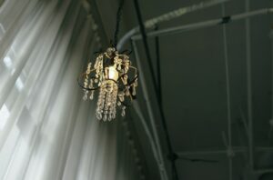 Kinkiety kryształowe do salonu – oryginalne oświetlenie do wnętrz w stylu glamour