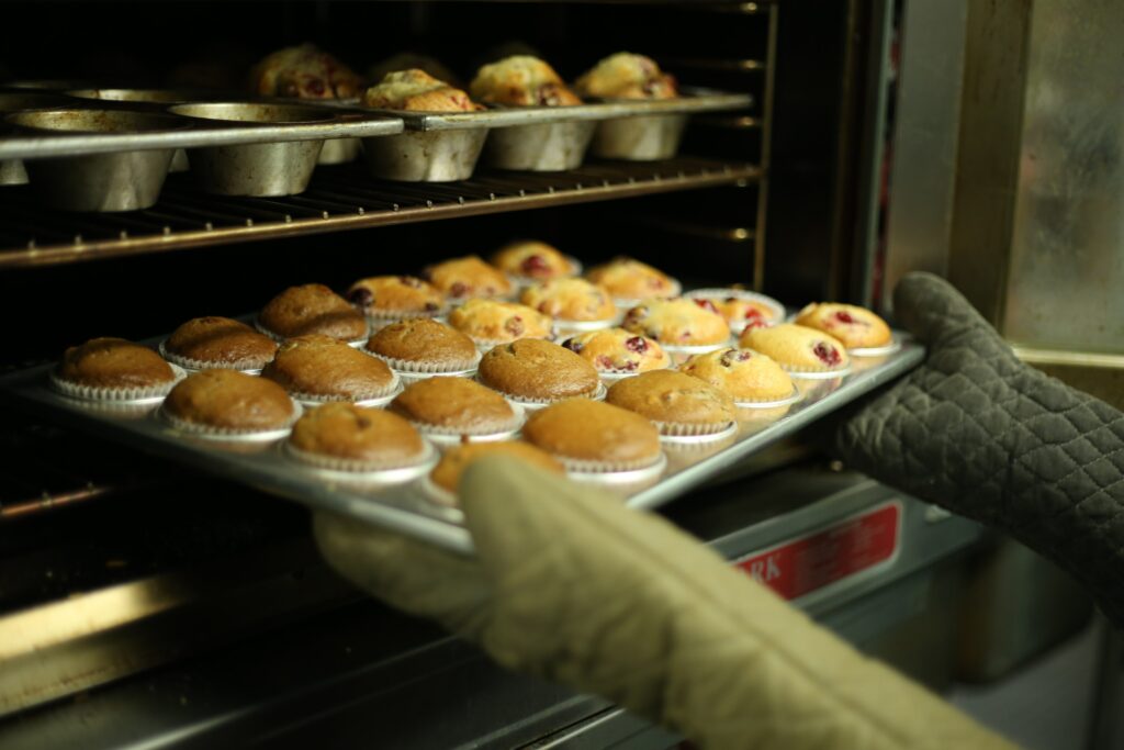 Pełnowymiarowy piekarnik do zabudowy umożliwia przygotowanie większej ilości jedzenia