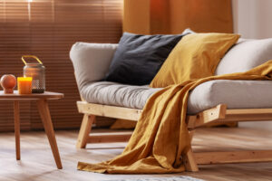 Sofa drewniana – pomysł na ciekawe wnętrze i wygodę.