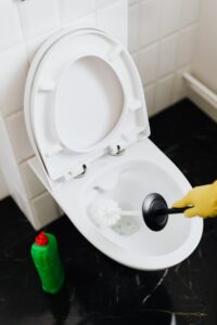 Czyszczenie toalety – skuteczne metody na higieniczną łazienkę
