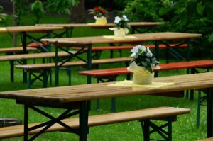 Stół cateringowy na imprezę w plenerze lub ogrodzie. Na co zwracać uwagę przy kupnie?