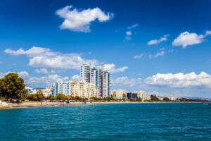 Luksusowe apartamenty nad morzem. Dlaczego warto rozważyć zakup apartamentu na Cyprze?