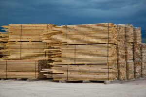 Skąd pozyskiwać drewno – tartak czy sklep budowlany?